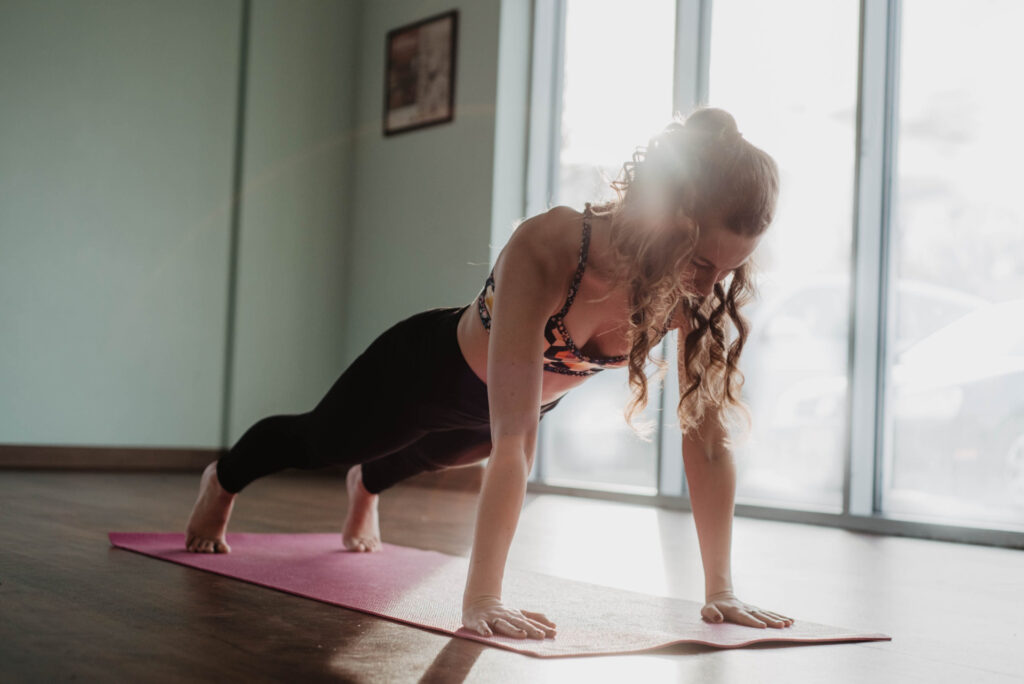 Mujer con diabetes practicando yoga